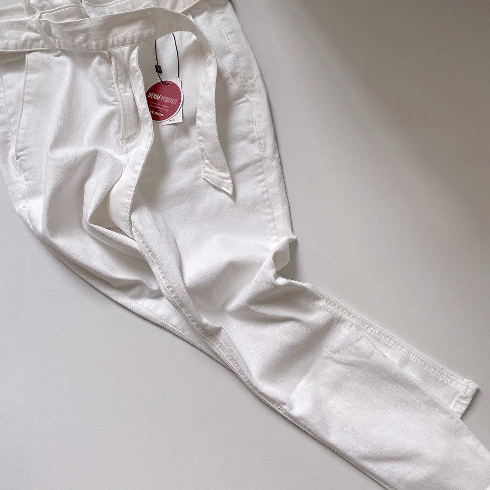 Express high-waisted, paper-bag cropped jean.